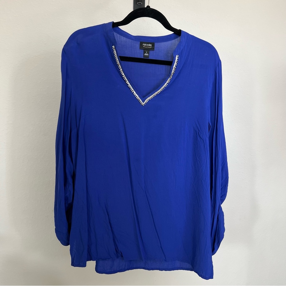 Nicole size Large blue beaded neckline blouse (173)